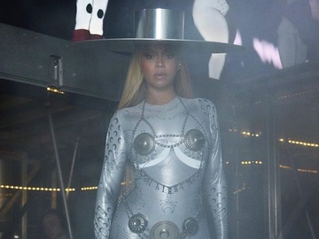 Бейонсе вийшла на концерт у Чикаго в капелюсі від українського бренду