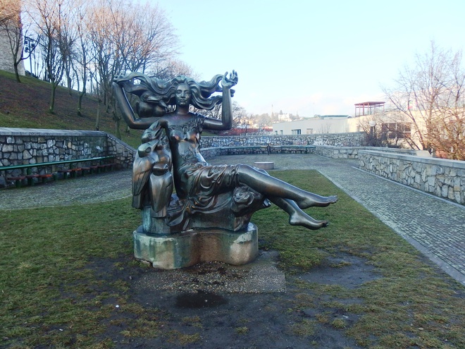 Скульптура босорки в Братиславі роботи Тібора Бартфая