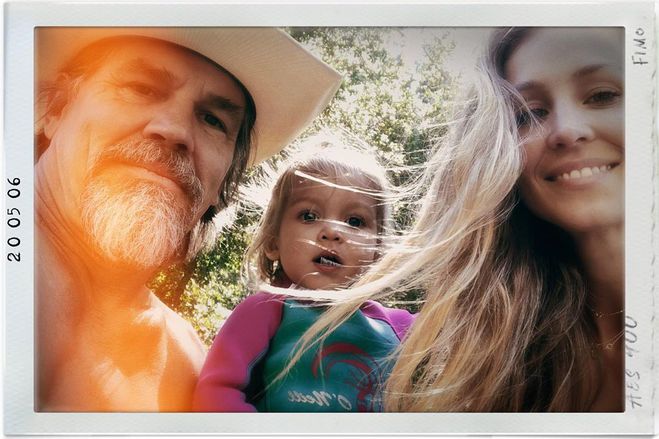 Джош Бролин с супругой Кэтрин и дочерью