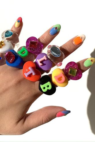 Разноцветные глиняные кольца — трендовый летний аксессуар