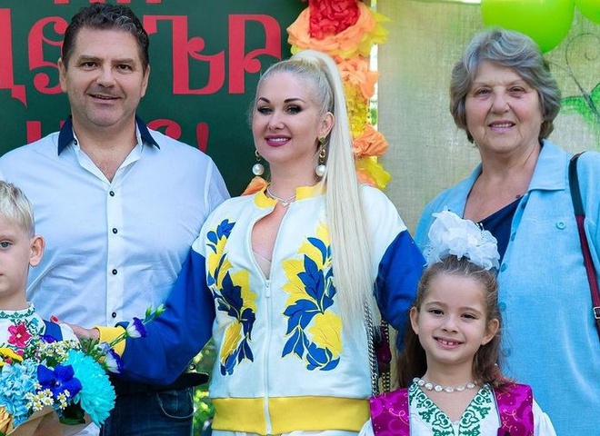 «Пішли до школи на батьківщині свого тата»: Бужинська відвела дітей-двійнят у перший клас у Болгарії