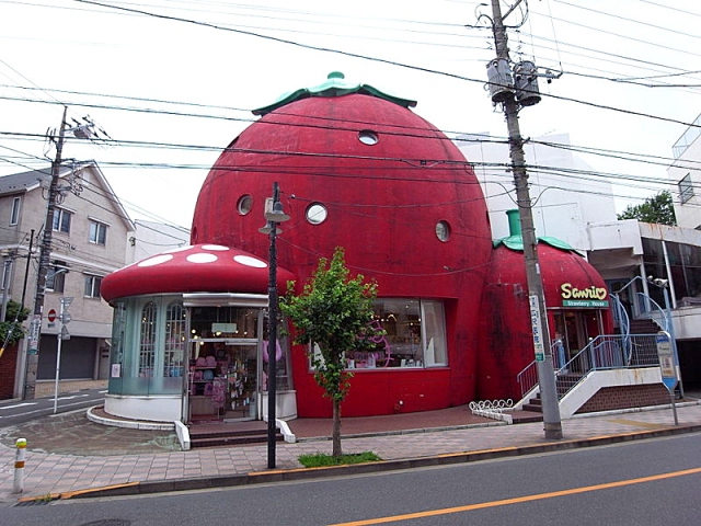5 зданий от которых потекут слюнки у туристов: Дом-клубника - Япония