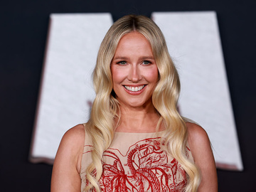 Зірка серіалу «Ти» Анна Кемп здійснила камінг-аут як бісексуалка