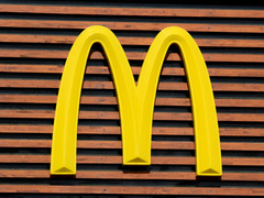 МакДональдз запускает сервис быстрой доставки