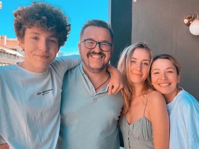 Старша дочка Мозгової привітала Пономарьова з 50-річчям та показала рідкісні фото із сімейного альбому