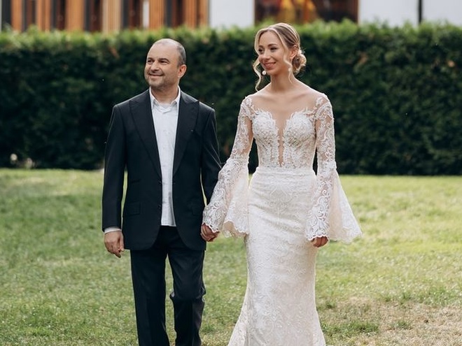 Репяхова у весільній сукні влаштувала Павлику сюрприз після операції