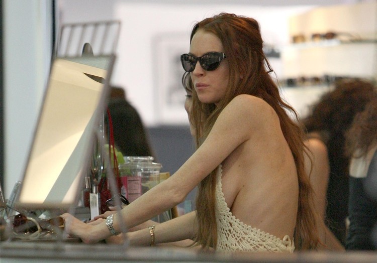 Lindsay lohan shows her pussy and asshole