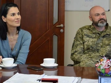 Єфросиніна повідомила про повернення чоловіка з фронту та показала, чим він її балує