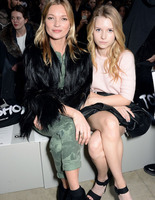 Лотті Мосс дебютувала на Паризькому тижні моди Лотті Мосс дебютувала на Паризькому тижні моди