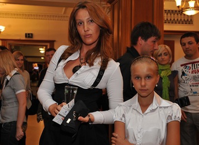Снежана Егорова с дочкой на премьере Бесславных ублюдков
