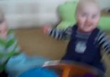 Близнецы забавно визжат, когда мама чихает )))
