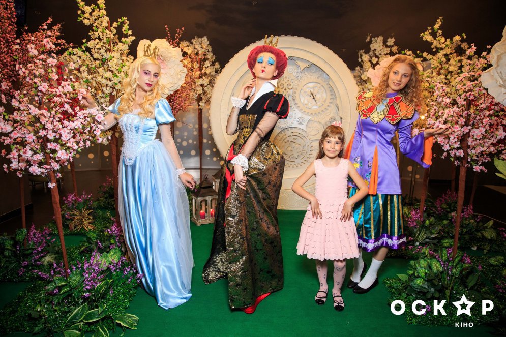 Аліса в Задзеркаллі прем'єра