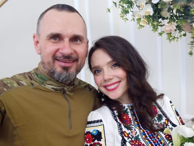 Олег Сенцов та Вероніка Вельч показали відео зі святкування першого дня народження сина