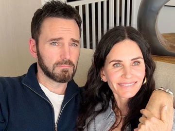 «Будеш виглядати старшим за мене»: Кортні Кокс пожартувала над бойфрендом-іменинником, який молодший за неї на 12 років