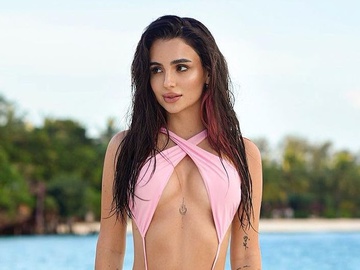 Трінчер показалася в оригінальному купальнику й розповіла про внутрішню й зовнішню гармонії