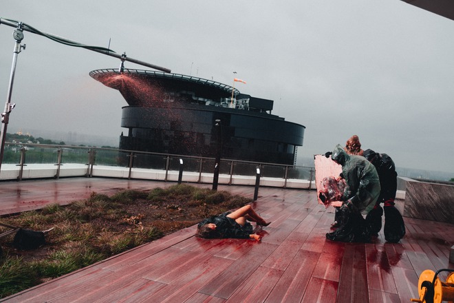 Музыкальный триллер, грозовое небо и красный ливень: о чем дебютный клип MARKELOVA 