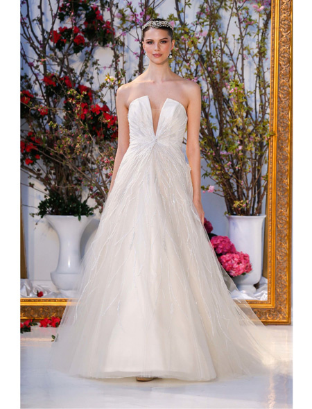 Весільна сукня з декольте