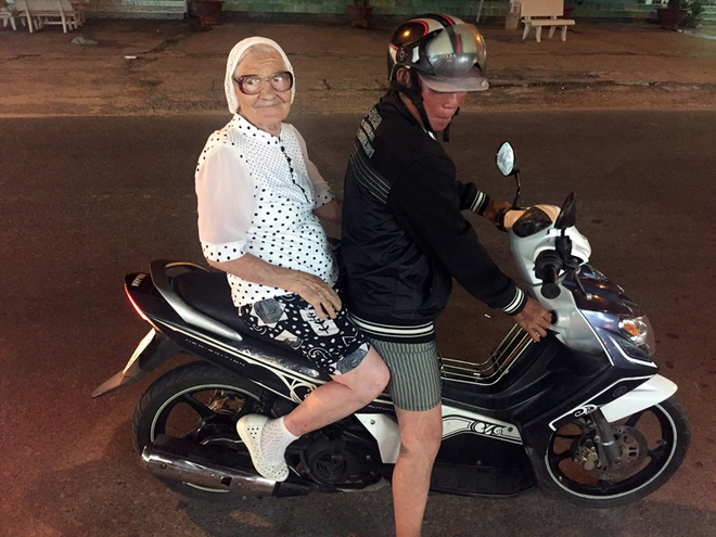 89-летняя пенсионерка в одиночку путешествует по миру с рюкзаком