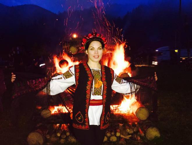 Знаменитості в дорозі: як Влада Литовченко варила в Татарові банош