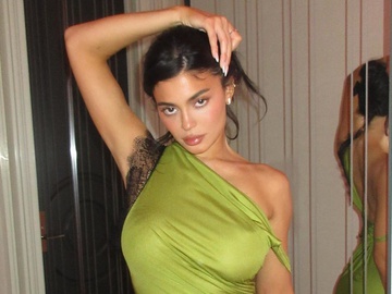 Кайлі Дженнер показала себе в обтислому міні й геловінський настрій