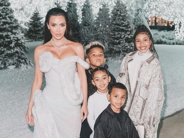 Кім Кардаш'ян запостила фото з різдвяної вечірки з усіма чотирма дітьми