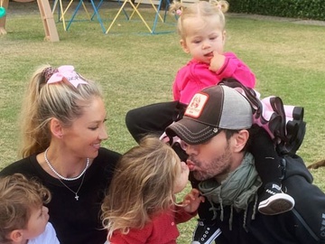 Вагітна Курнікова поділилася рідкісним фото з трьома дітьми від Іглесіаса