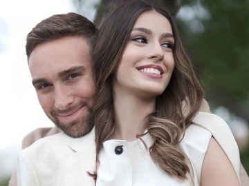 Дружина Макацарія похвалилася новорічною фотосесією на останніх тижнях вагітності