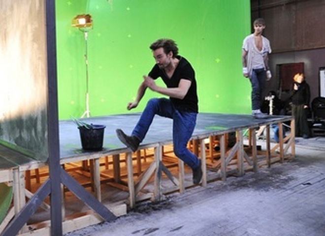 Певцу пришлось проходить сквозь стены