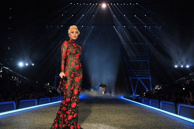 Леди Гага сменила четыре образа на Victoria’s Secret Fashion Show 2016