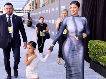 Кайлі Дженнер показала, як привітала доньку Стормі з першим ювілеєм