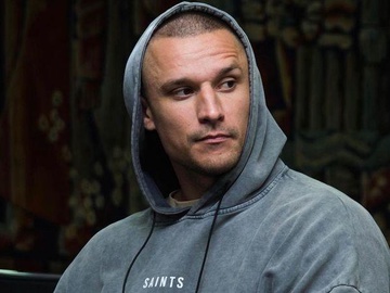 «Вигулював молодь»: Тарас Цимбалюк зробив селфі з батьками