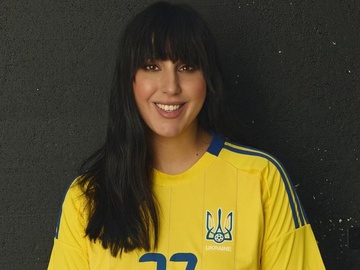 Джамала з чоловіком та трьома дітьми знялися у футболках збірної України з футболу