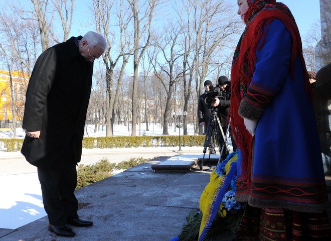 Азаров положил цветы к памятнику Шевченко