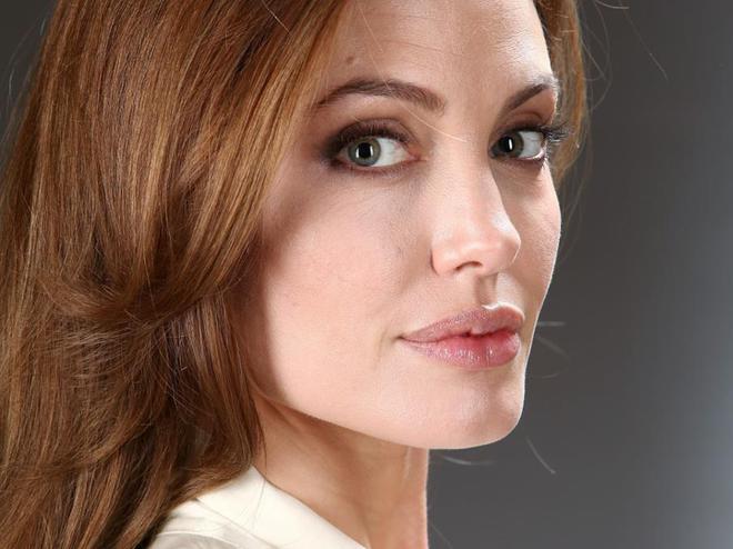 Анджелина Джоли