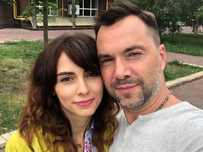 Арештович пожартував над дружиною Анастасією в день її народження