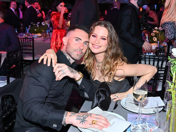 Дружина Адама Левіна через 10 місяців після пологів розсекретила стать третьої дитини