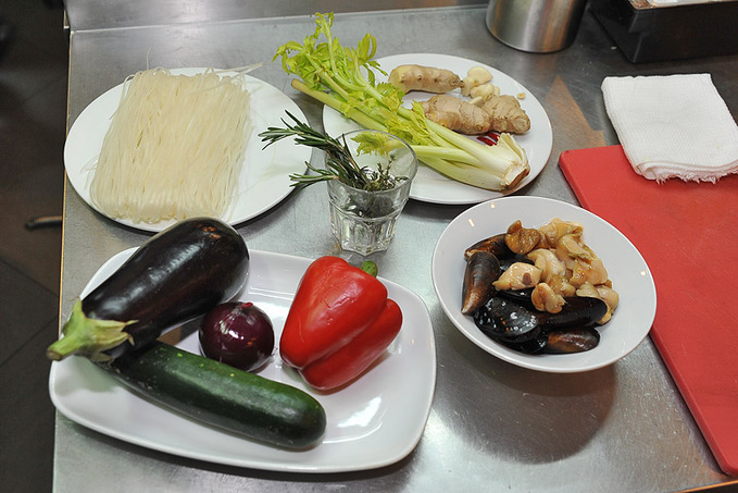Кулинарный мастер-класс с шеф-поваром: лапша с морепродуктами: фото