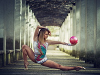 Спортивная девушка с мячом