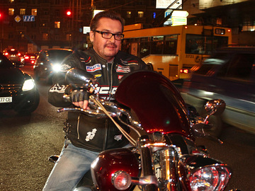 Олександр Пономарьов на мотоциклі