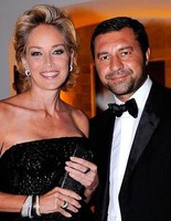 Коштовності Damian вибирає  Шерон Стоун