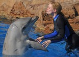 Дельфины спасают людей