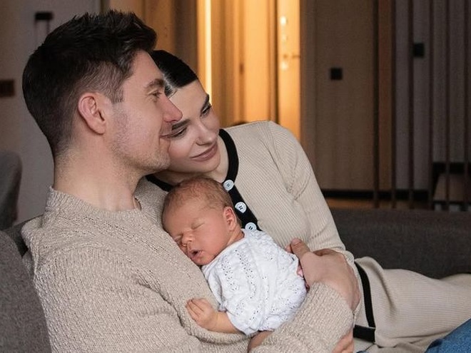 Дружина Остапчука знялася на тлі Ейфелевої вежі із тримісячним сином