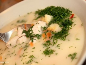 Сырный суп с куриным филе и чесночными гренками