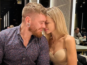 Кривошапко показався в басейні з новою супутницею й вимкнув коментарі