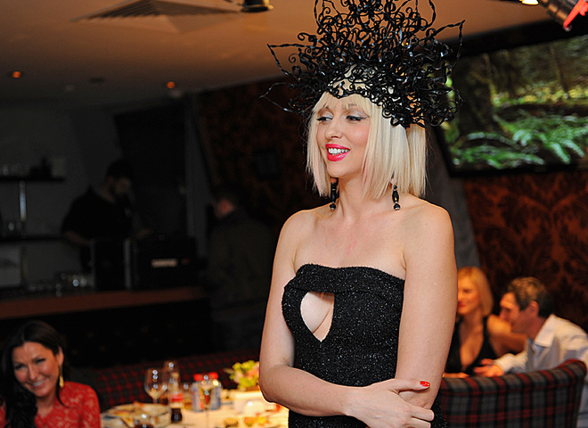 Оля Полякова показала грудь