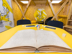 У Києві відкриється виставка, де експонати не можна побачити, але їх можна торкатися