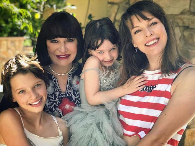 Милла Йовович с семьей