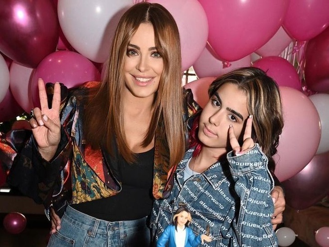 "Ми надсилаємо вам усмішку!": Лорак показала доньку та їхню новорічну ялинку