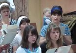 Маленькая девочка дирижирует хором