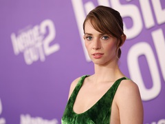 Дочка Уми Турман Мая Гоук вперше вийшла на червону доріжку з бойфрендом